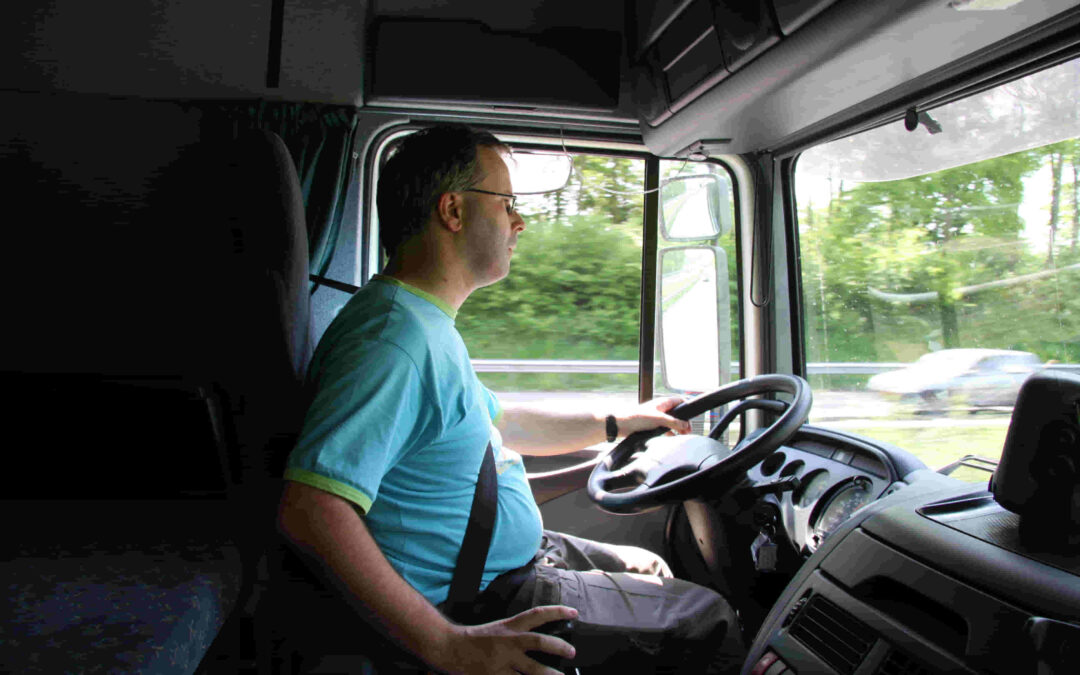 Un camionero conduce un camión